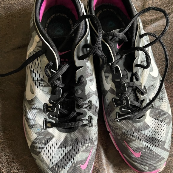 Nike Trainers- black/pink/blue - Picture 6 of 8